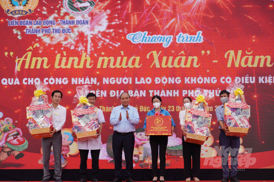 Chủ tịch nước Nguyễn Xuân Phúc tặng quà cho lực lượng tuyến đầu chống dịch trên địa bàn Thành phố Thủ Đức, TP.HCM. 