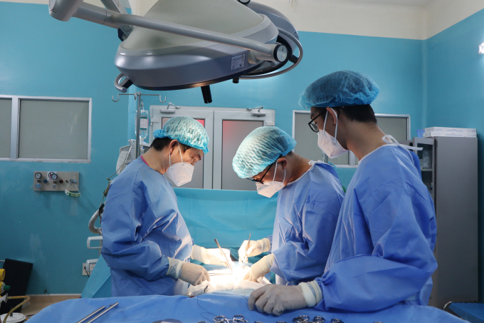 BS.CK2 Nguyễn Phú Hữu, Phó trưởng Khoa Ngoại Tiêu Hóa, Bệnh viện Bình Dân thực hiện ca phẫu thuật cho bệnh nhân L. Ảnh: Bệnh viện cung cấp.