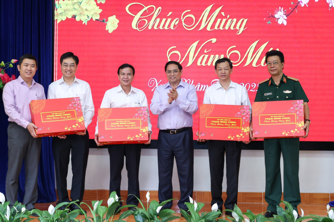 Thủ tướng Phạm Minh Chính tặng quà lực lượng y tế tuyến đầu đã có nhiều thành tích trong công tác phòng chống dịch Covid-19.