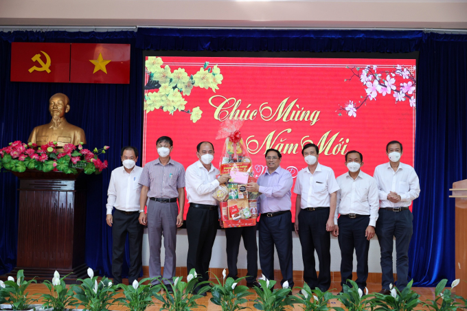 Thủ tướng Phạm Minh Chính tặng quà ngành y tế TP.HCM.