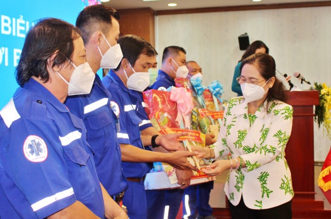 Chủ tịch HĐND TP.HCM Nguyễn Thị Lệ tặng quà cho lực lượng tài xế. Ảnh: T.N.