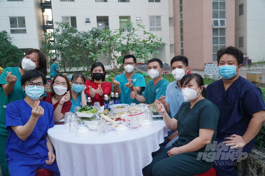 Bữa cơm tất niên giản dị mà ấm cúng của các y bác sĩ Bệnh viện Da Liễu phụ trách Bệnh viện thu dung điều trị Covid-19 số 12. Ảnh: Nguyễn Thủy.