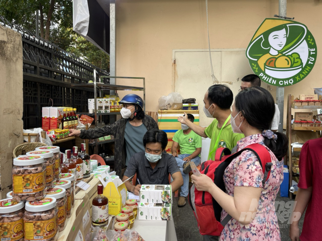 Người tiêu dùng lựa chọn thực phẩm sạch tại Phiên chợ Tết Xanh – Quà Việt xuân Nhâm Dần.