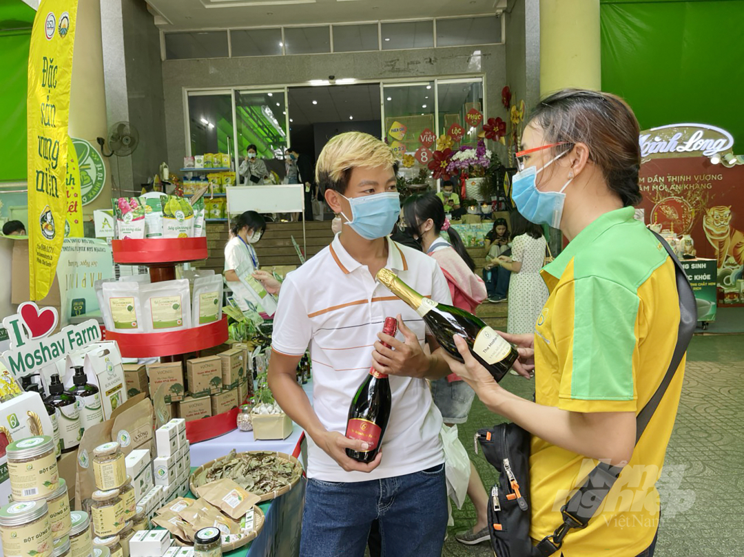 Sản phẩm đặc trưng vùng miền hội tụ tại Phiên chợ Tết Xanh – Quà Việt xuân Nhâm Dần phục vụ người Sài Gòn mua sắm dịp Tết đến Xuân về.
