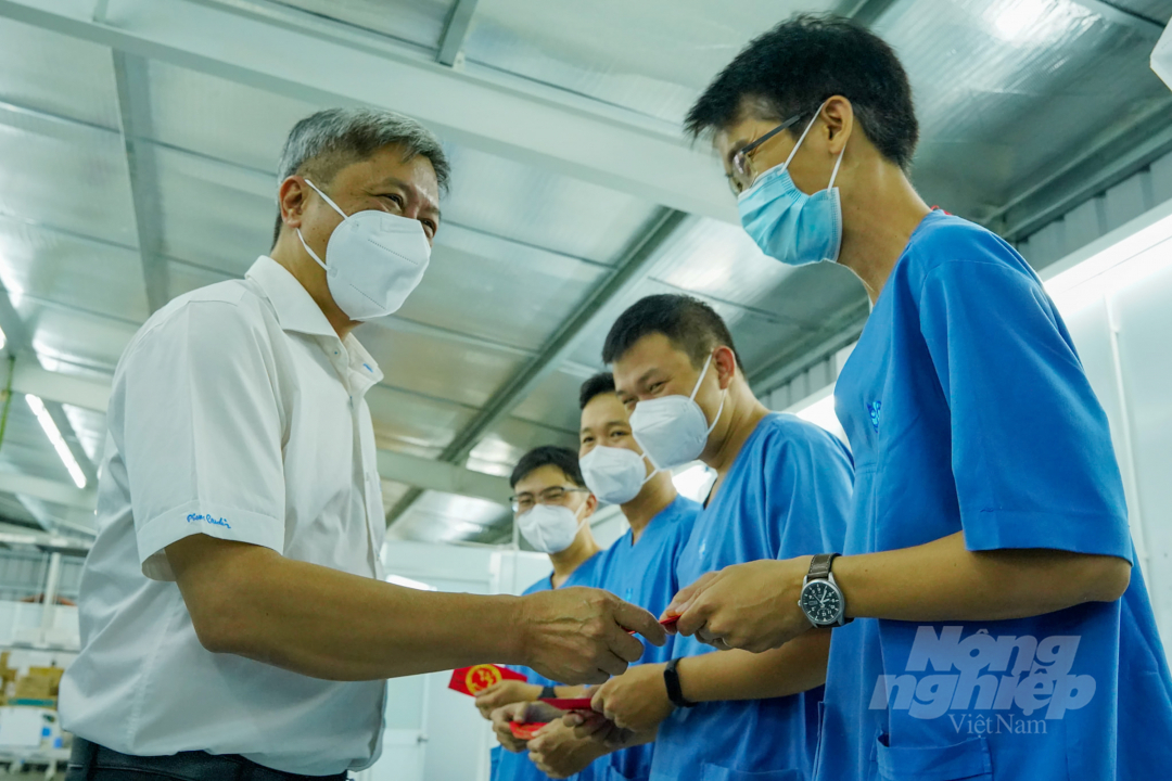 Thứ trưởng Nguyễn Trường Sơn lì xì đầu năm cho nhân viên y tế tại Trung tâm Hồi sức người bệnh Covid-19 Bệnh viện Đại học Y Dược TP.HCM.