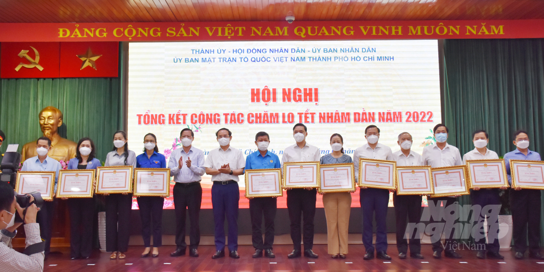 Lãnh đạo TP.HCM trao tặng bằng khen cho các tập thể. Ảnh: Nguyễn Thủy.