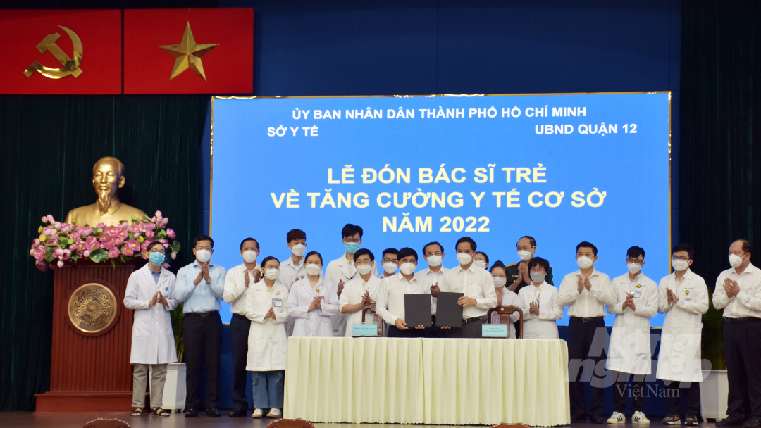 Bí thư Thành ủy TPHCM Nguyễn Văn Nên cùng các đại biểu chứng kiến việc ký kết, bàn giao và đón nhận bác sĩ trẻ tăng cường về trạm y tế. Ảnh: Ng.N.