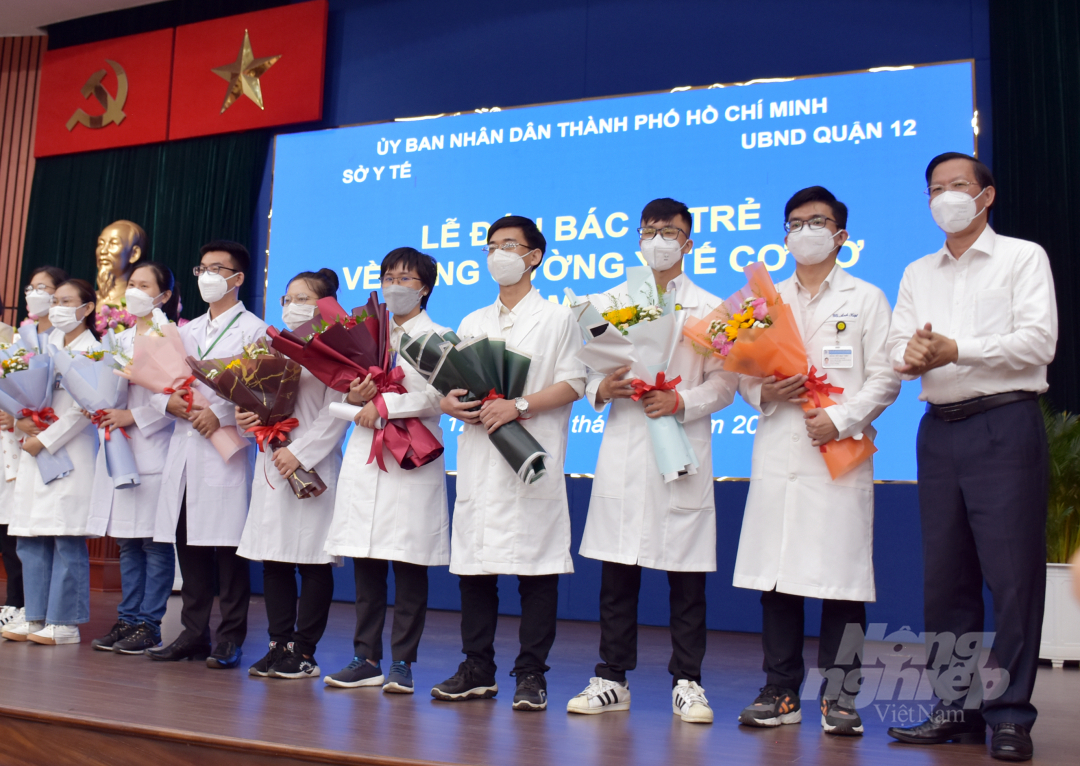Chủ tịch UBND TP.HCM Phan Văn Mãi tặng hoa chúc mừng các bác sĩ trẻ. Ảnh: N.N.