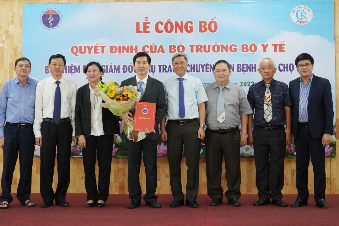 Thứ trưởng Bộ Y tế Nguyễn Trường Sơn trao quyết định bổ nhiệm chức vụ Phó Giám đốc phụ trách chuyên môn Bệnh viện Chợ Rẫy cho TS.BS Lâm Việt Trung.