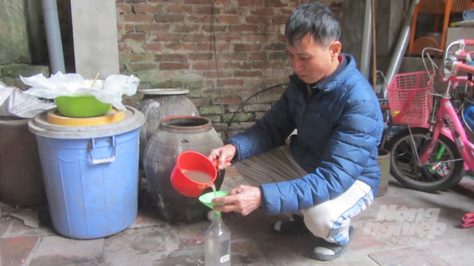 Hộ Nguyễn Văn Thuận chuyên chế biến nước bánh âm ở Ngô Xuyên, Văn Lâm-Hưng Yên.Ảnh: H.Tiến.