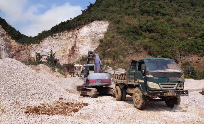 Hoạt động khai thác đá của Cty Tản Viên tại xã Mường Cơi, huyện Phù Yên. Ảnh: Kế Toại. 