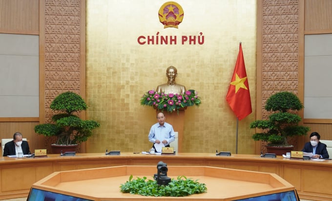 Thủ tướng Nguyễn Xuân Phúc chủ trì cuộc họp Thường trực Chính phủ, chiều 28/4. Ảnh: VGP/Quang Hiếu.