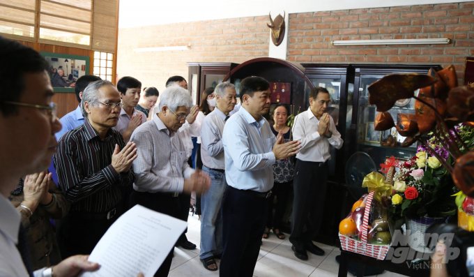 Thứ trưởng Bộ NN-PTNT Nguyễn Hoàng Hiệp dâng hương tại nhà riêng cố Bộ trưởng Nguyễn Thanh Bình. Ảnh: Kế Toại. 