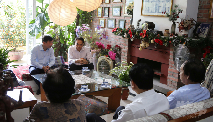 Đoàn lãnh đạo Bộ NN-PTNT trò chuyện cùng người thân cố Bộ trưởng Nguyễn Thanh Bình. Ảnh: Kế Toại. 