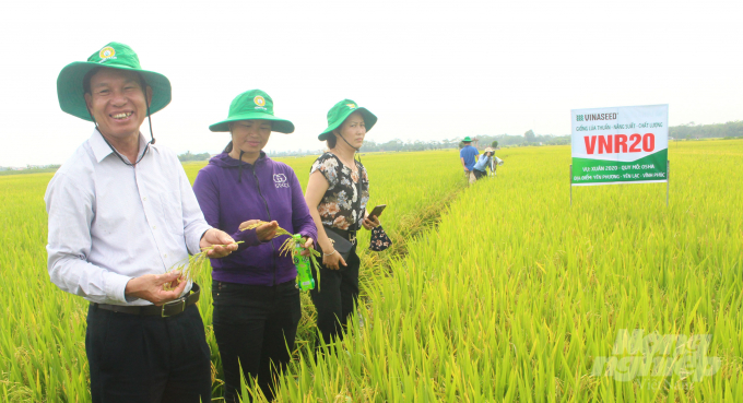Tham quan mô hình sản xuất lúa áp dụng cơ giới hóa tại huyện Yên Lạc. Ảnh: TH.  