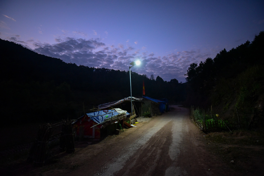 Chốt chống dịch Pò Nhùng của Đồn biên phòng Ba Sơn trong ánh sáng của chiếc đèn chạy bằng năng lượng mặt trời khi màn đêm vừa ập xuống núi rừng Lạng Sơn. 
