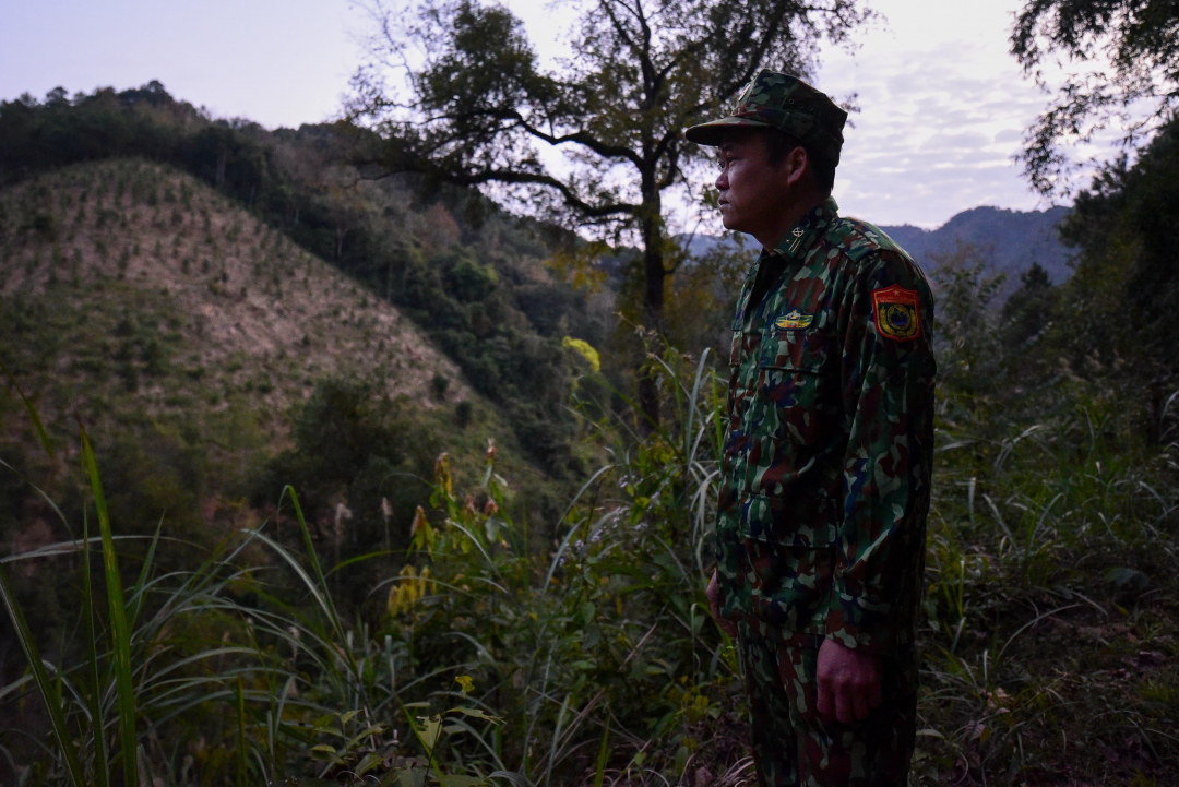 Thiếu tá Nông Văn Tấn rời lán lên kiểm tra trên đỉnh dốc nơi có con đường mòn từng bắt giữ nhiều trường hợp nhập cảnh trái phép vào Việt Nam.