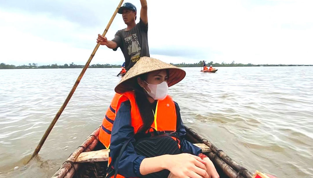 Ca sĩ Thủy Tiên trong lần trao quà từ thiện tại vùng lũ lụt.