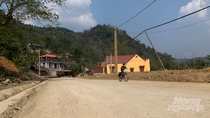 Đoạn đường từ xã Đồng Lạc đến xã Nam Cường vẫn chưa làm xong mặt đường. Ảnh: Toán Nguyễn.