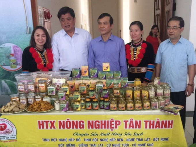 Thứ trưởng Bộ NN-PTNT Trần Thanh Nam tham gian hàng của HTX Nông nghiệp Tân Thành tại triển lãm hàng nông nghiệp tiêu biểu miền núi phía Bắc năm 2019. Ảnh: Toán Nguyễn. (Thứ trưởng mặc áo trắng, đứng cạnh là chị Minh).
