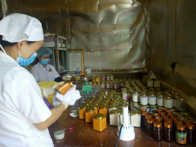 Công nhân của HTX Nông nghiệp Tân Thành đang làm việc. Ảnh: Toán Nguyễn.