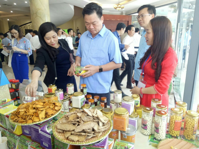 Sản phẩm tinh bột nghệ của HTX Nông nghiệp Tân Thành được lãnh đạo tỉnh Bắc Kạn quan tâm, động viên. Ảnh: Hồng Minh.
