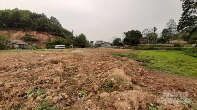 Cách khu ruộng đang san lấp trái phép khoảng 100m, một bãi đất rộng hàng hecta cũng mới được san lấp xong. Ảnh: T.N.