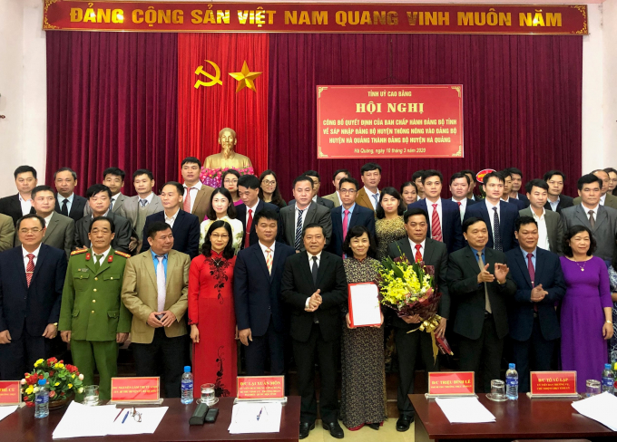 Bí thư Tỉnh ủy Cao Bằng trao quyết định thành lập Đảng bộ huyện Hà Quảng. Ảnh: Nguyễn Hùng.