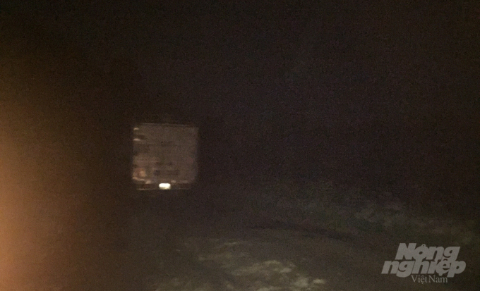 Một xe lợn đi vào khu vực biên giới thuộc địa phận xã Lăng Hiếu lúc nửa đêm. Ảnh: Kông Hải.