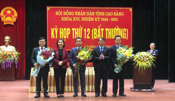 Chủ tịch UBND tỉnh Cao Bằng Hoàng Xuân Ánh chức mừng ông Lê Hải Hòa (thứ 3 từ trái sang) và 2 Giám đốc Sở được bầu là Ủy viên UBND tỉnh nhiệm kỳ 2016 - 2021. Ảnh: Kông Hải.