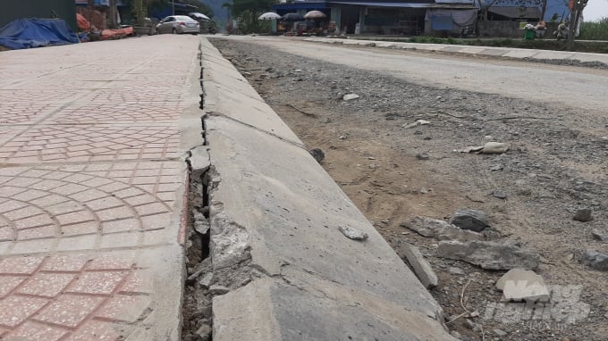 Tuyến đường bị nứt dọc bó vỉa bê tông với vỉa hè chỉ sau trận mưa ngày 25/1. Ảnh: Toán Nguyễn.