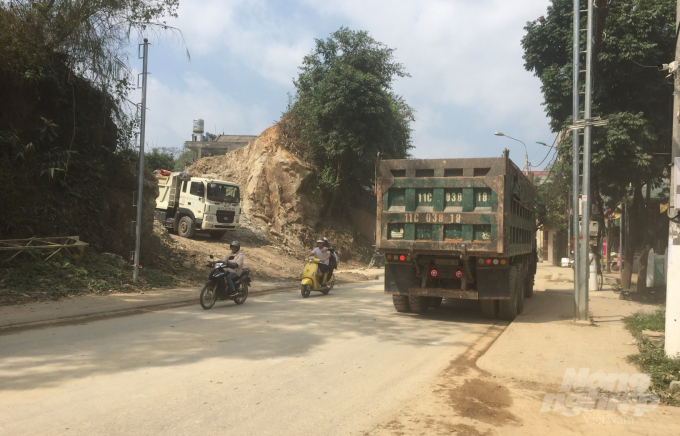 Hàng trăm lượt xe tải chở đất từ các điểm san gạt đất ở thành phố Cao Bằng di chuyển đến các địa điểm đổ thải. Ảnh: Kông Hải.