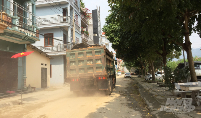 Xe chở đất quá tải gây bụi bẩn, ảnh hưởng đến nhiều người dân ở phường Sông Hiến, thành phố Cao Bằng. Ảnh: Kông Hải.
