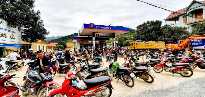 Hàng trăm người dân tụ tập chờ mua xăng tại thị trấn Bảo Lạc, huyện Bảo Lạc. Ảnh: Kông Hải.