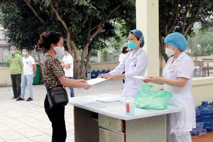 Trao giấy chứng nhận hoàn thành cách ly tại bệnh viện Lao và bệnh phổi Thái Nguyên. Ảnh: Đồng Văn Thưởng.