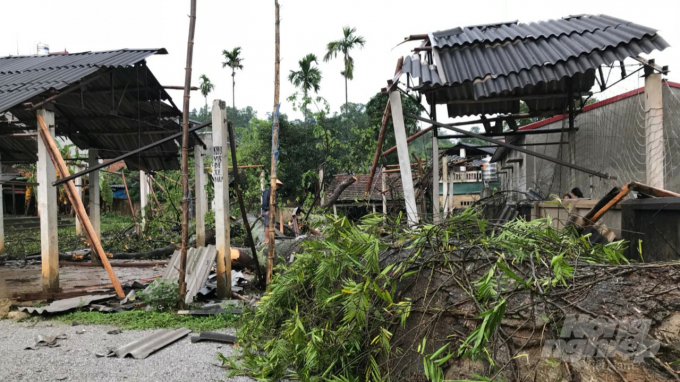 Chợ Cẩm Giàng, huyện Bạch Thông bị sập do cây đổ. Ảnh: Toán Nguyễn.