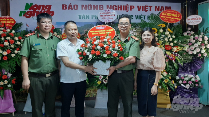 Nhiều cơ quan, đơn vị đến chúc mừng Văn phòng Báo Nông nghiệp Việt Nam tại Việt Bắc. Ảnh: TN.