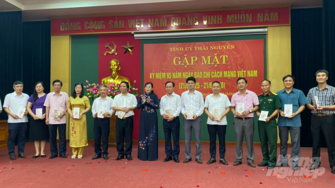 Tân Bí thư Tỉnh ủy Thái Nguyên Nguyễn Thanh Hải tặng hoa chúc mừng các cơ quan báo chí. Ảnh: TN.