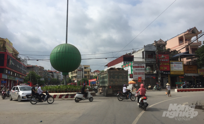 Xe tải chở đất có dấu hiệu chở quá tại chạy rầm rập tại nhiều khu vực trung tâm thành phố Cao Bằng. Ảnh: Kông Hải.