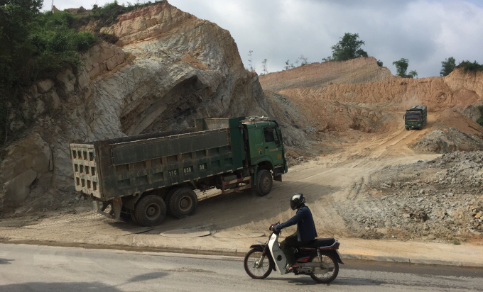 Mỗi ngày có hàng trăm lượt xe tải của Công ty TNHH Anh Thu ra vào chở đất tại điểm san gạt đất ở tổ 7, phường Sông Hiến, thành phố Cao Bằng. Ảnh: Kông Hải.