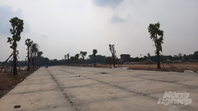 Quảng trường trung tâm và đường đi bộ được đổ bê tông, chuẩn bị lát đá. Ảnh: Toán Nguyễn.