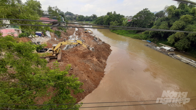 Một nửa dong sông Hiến đã bị vùi lấp. Ảnh: Toán Nguyễn.