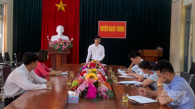 Chủ tịch UBND huyện Bạch Thông Đinh Quang Hưng dẫn chứng những văn bản chưa có thực (không được lưu tại văn thư) để bao biện cho sai phạm. Ảnh: Toán Nguyễn.