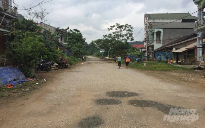 Chỉ có hơn 1 km trên tổng hơn 3 km đoạn đường tránh thị trấn Nguyê Bình được rải đá cấp phối. Ảnh: Kông Hải.