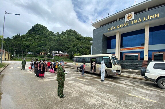 Đồn Biên phòng cửa khẩu Trà Lĩnh phối hợp với Trung tâm y tế huyện Trùng Khánh đưa 17 công dân đi cách ly y tế. Ảnh: Kông Hải.