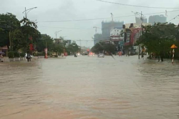 Mưa lớn không chỉ gây ngập lụt, tắc đường, mà còn khiến nhiều nơi trong thành phố bị mất điện. Ảnh: A.V.
