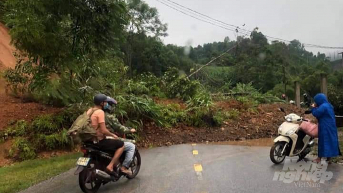 Sạt lở trên TL258, gây ách tắc hoàn toàn việc lưu thông tuyến đường chính từ TP. Bắc Kạn đi huyện Ba Bể và ngược lại. Ảnh: Toán Nguyễn.