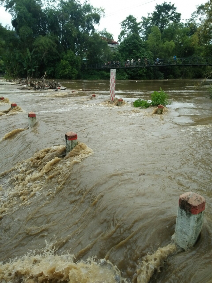 Mưa to khiến nước lũ dâng cao tại đập tràn trên TL263, thuộc xã Hà Hiệu, huyện Ba Bể khiến tuyến đường bị chia cắt. Ảnh: Bạn đọc cung cấp.
