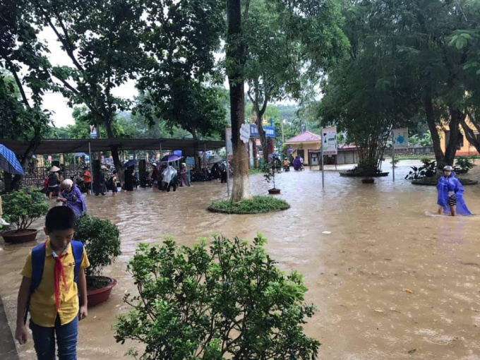 Sân trường THCS Bắc Kạn bị ngập trong nước. Ảnh: Trung Đoàn.