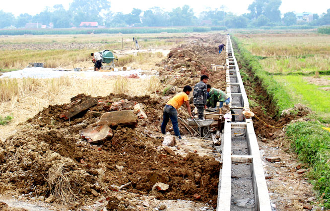 Xây dựng mương dẫn nước phục vụ sản xuất nông nghiệp trên 'cánh đồng mẫu lớn' ở  xã Xuân Phương, Huyện Phú Bình.  Ảnh: PV.